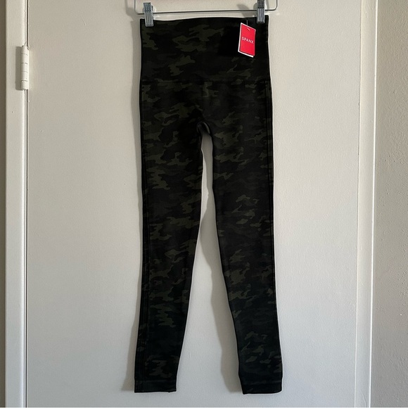 NWT SPANX Look at Me Now Seamless High-Waisted Camo Leggings Green Women’s sz M - Picture 3 of 9